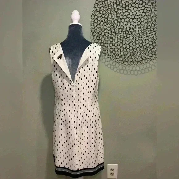 Ann Taylor - Sleeveless lined white dress with design - Size 12 - Picture 4 of 5